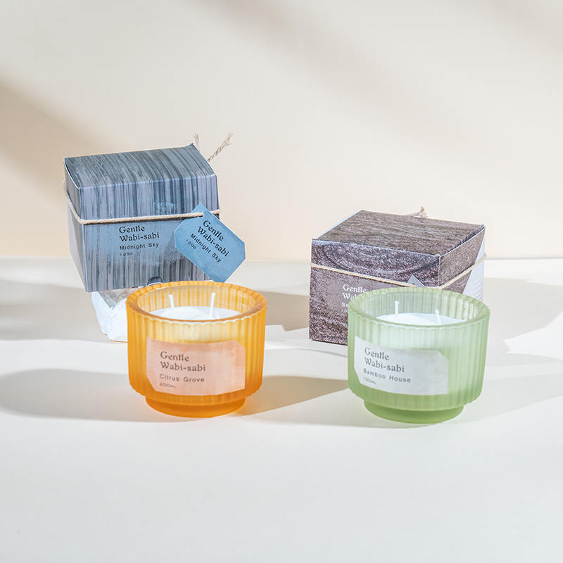 Rund stearinlyskop i glas med lodrette striber duftlys - leverandør af øko sojavokslys