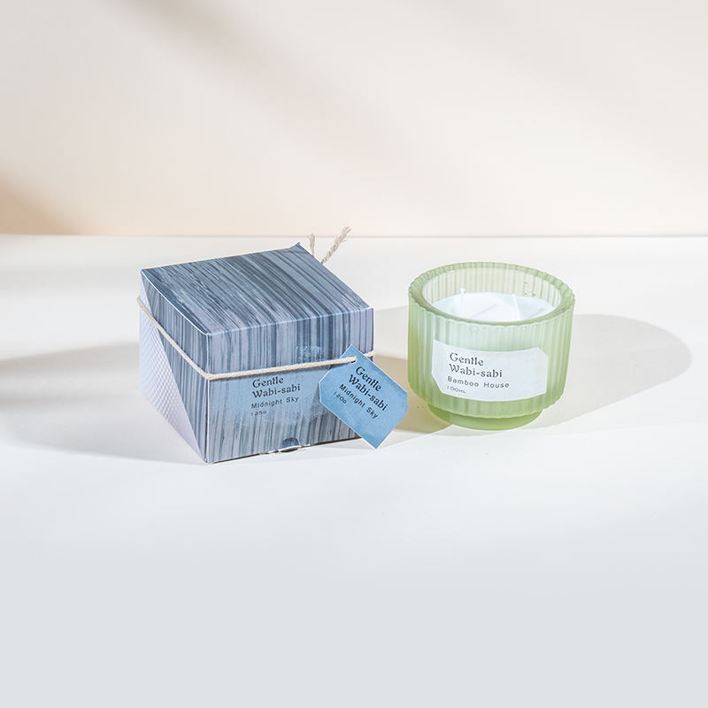 Rund stearinlyskop i glas med lodrette striber duftlys - leverandør af øko sojavokslys