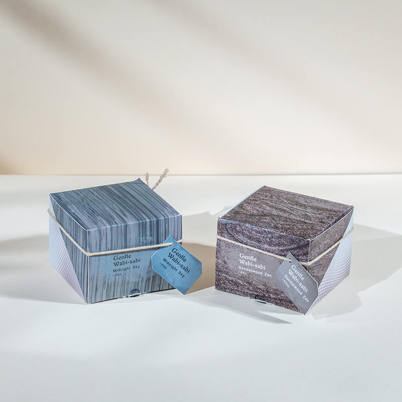 Rund stearinlyskop i glas med lodrette striber duftlys - leverandør af øko sojavokslys