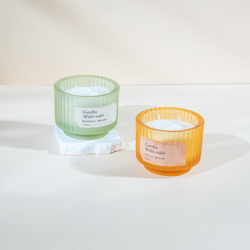 Rund stearinlyskop i glas med lodrette striber duftlys - leverandør af øko sojavokslys