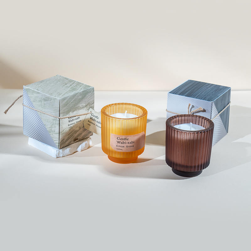 Rund stearinlyskop i glas med lodrette striber duftlys - leverandør af øko sojavokslys