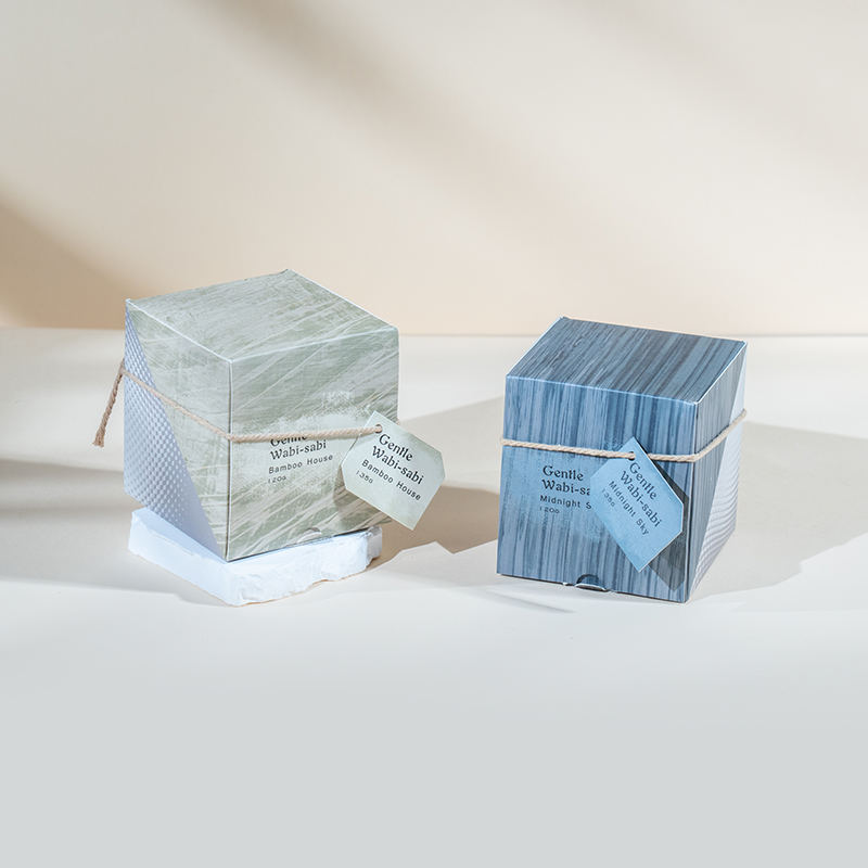 Rund stearinlyskop i glas med lodrette striber duftlys - leverandør af øko sojavokslys