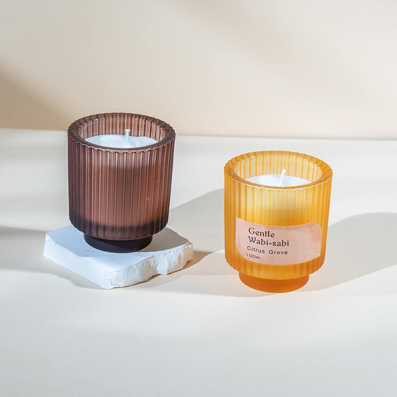 Rund stearinlyskop i glas med lodrette striber duftlys - leverandør af øko sojavokslys