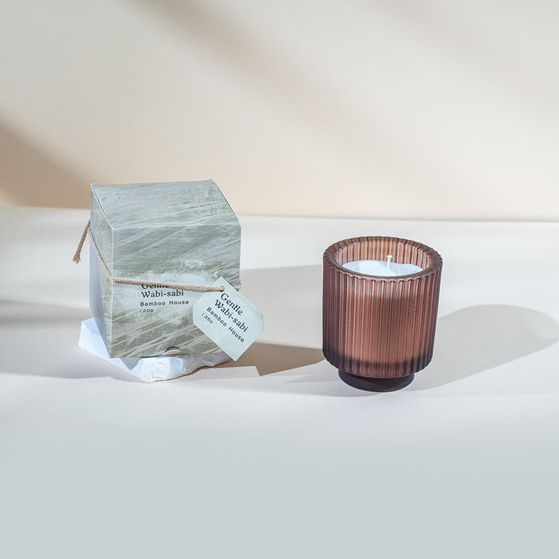 Rund stearinlyskop i glas med lodrette striber duftlys - leverandør af øko sojavokslys