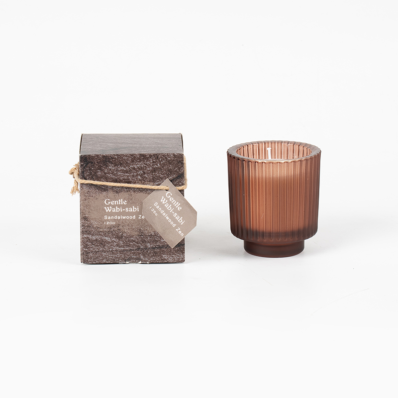 Rund stearinlyskop i glas med lodrette striber duftlys - leverandør af øko sojavokslys