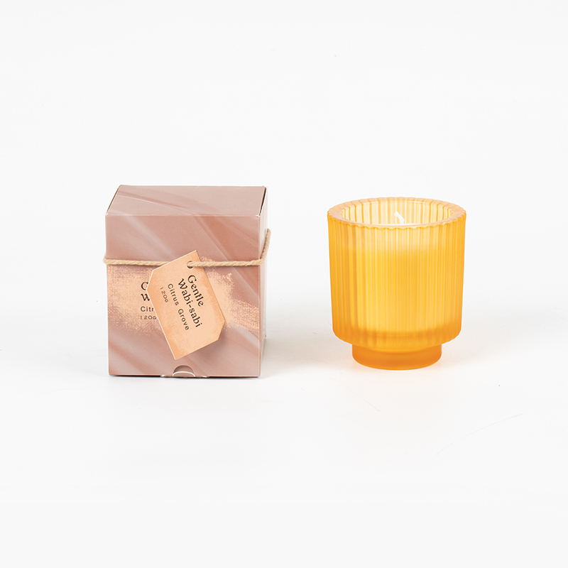 Rund stearinlyskop i glas med lodrette striber duftlys - leverandør af øko sojavokslys