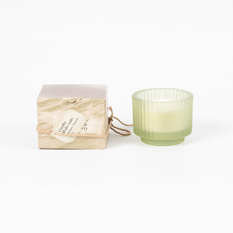 Rund stearinlyskop i glas med lodrette striber duftlys - leverandør af øko sojavokslys