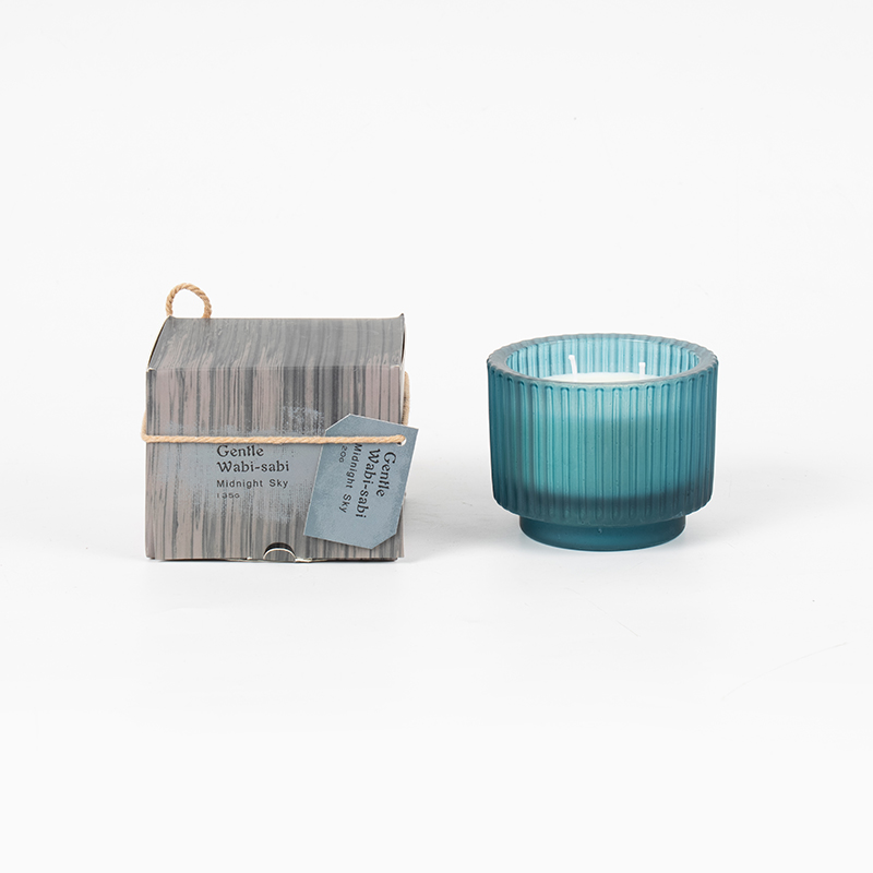 Rund stearinlyskop i glas med lodrette striber duftlys - leverandør af øko sojavokslys